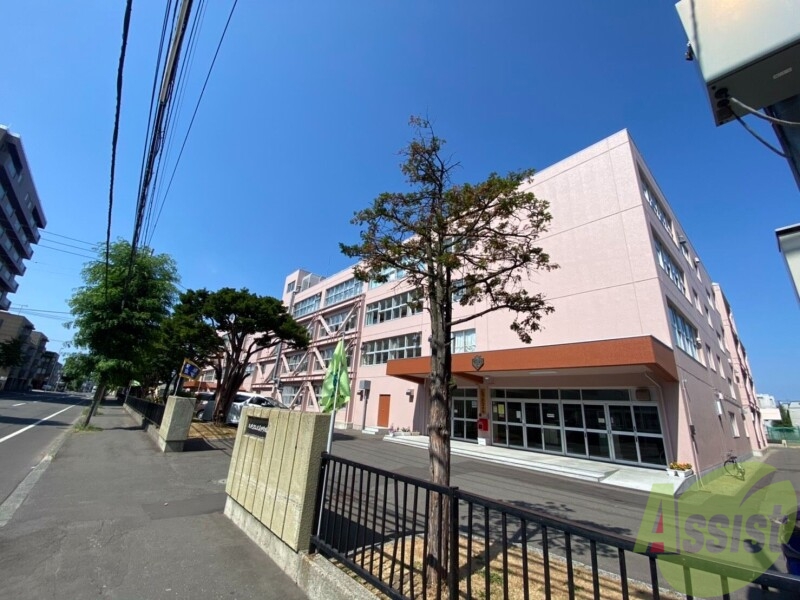 中学校　札幌市立北辰中学校（中学校）まで747m