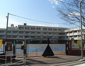 小学校　王子第一小学校（小学校）まで352m
