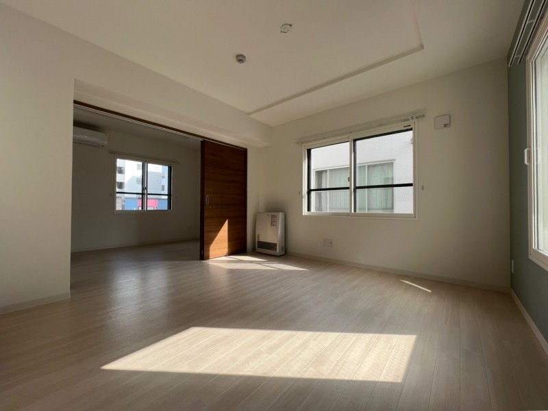 居室・リビング　広くてキレイなお部屋が広がっていて、充実した生活が送れそう。