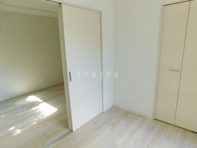 その他部屋・スペース　洋室には収納を完備しています。