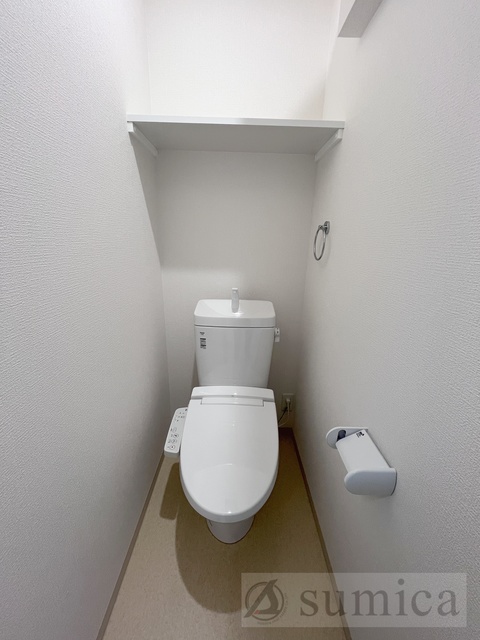トイレ　人気アイテムの温水洗浄便座。清潔感のあるトイレです。