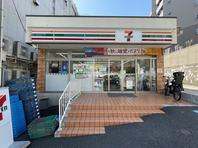 コンビニ　セブン-イレブン市谷左内町店（コンビニ）まで64m