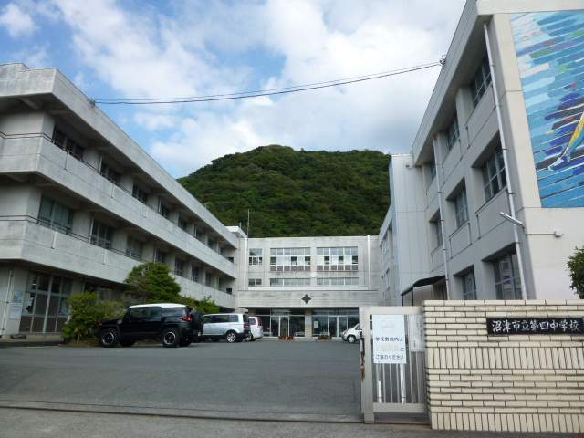 小学校　第四小学校（小学校）まで686m