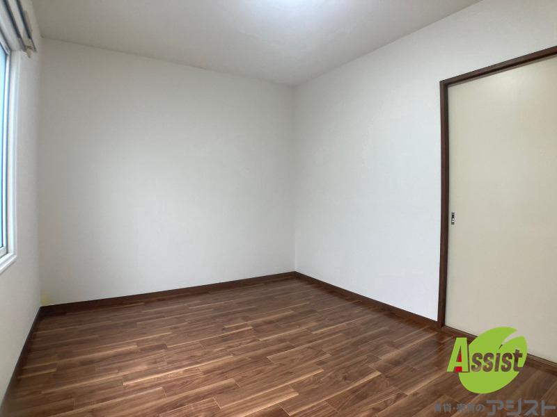 その他部屋・スペース　寝室はこちらです。光が差し込む、温かみのあるお部屋です。