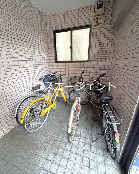 その他　駐輪スペースは入口右手側です。