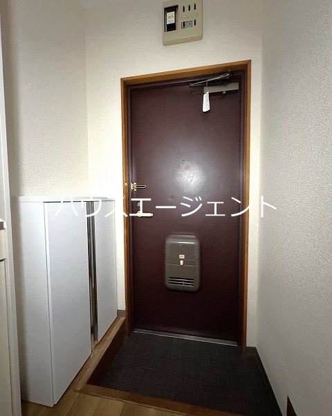 玄関　玄関にはシューズボックス設置されています。※参考画像・反転タ