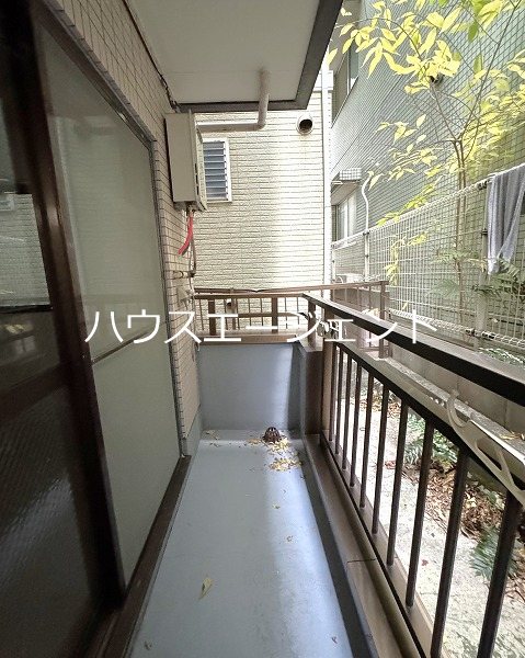 バルコニー　洗濯機置場はバルコニーにございます。※参考画像・反転タイプ