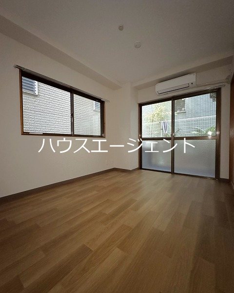 居室・リビング　6帖洋室は二面採光です。※参考画像・反転タイプ