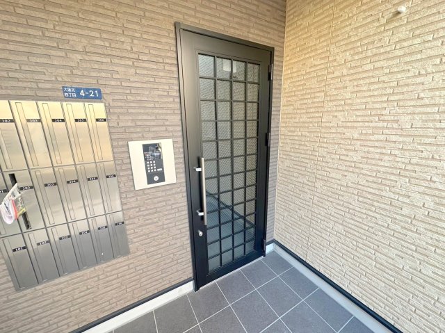 エントランス　オシャレなエントランスは安心のオートロック付きです。