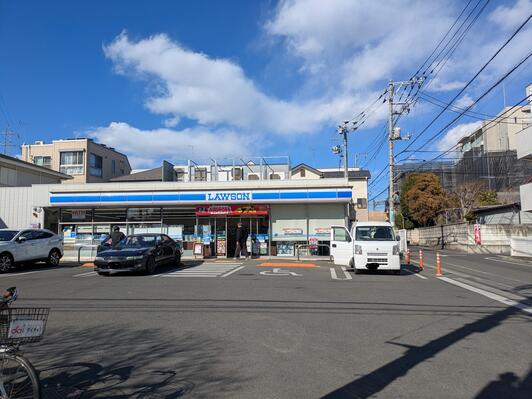 コンビニ　ローソン狛江岩戸北三丁目店（コンビニ）まで164m