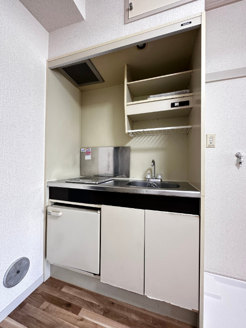 キッチン　※同タイプの別部屋の写真です