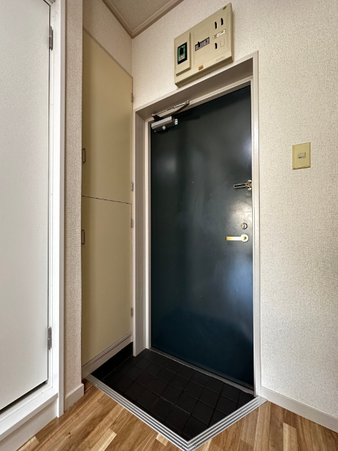 玄関　※同タイプの別部屋の写真です