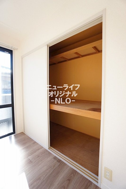 収納　奥行があるので衣装ケースや布団もスッキリ収納できます☆