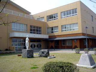 小学校　燕市立燕南小学校（小学校）まで934m