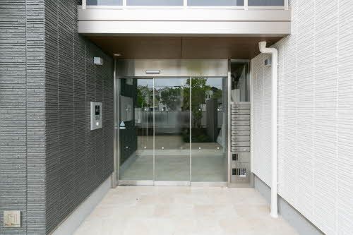 建物外観　オートロックの共用玄関