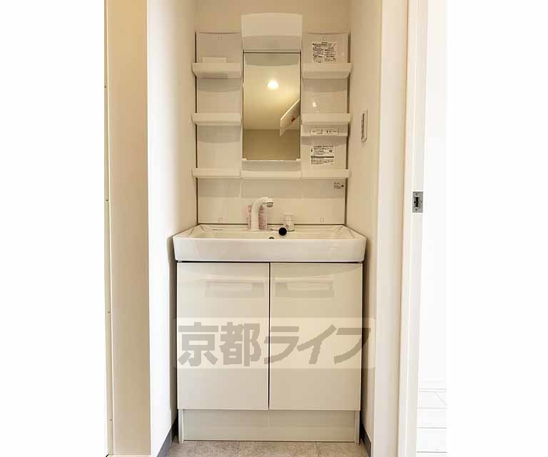 洗面設備　きれいな洗面台です・