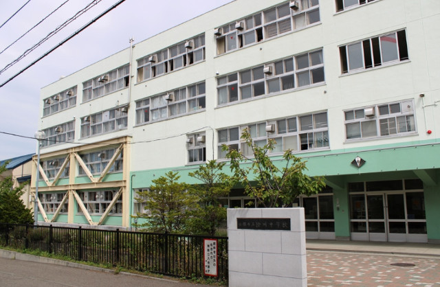 中学校　札幌市立澄川中学校（中学校）まで715m