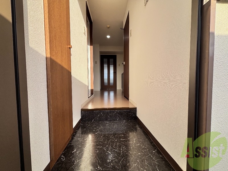 玄関　こちら玄関でございます。照明設備もございます。