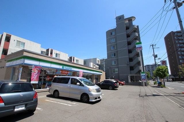 コンビニ　ファミリーマート札幌平岸4条店（コンビニ）まで374m