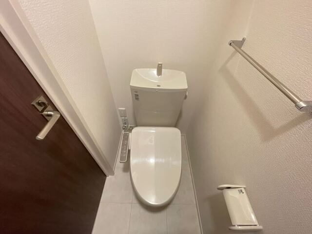 トイレ　温水洗浄便座付きトイレです。