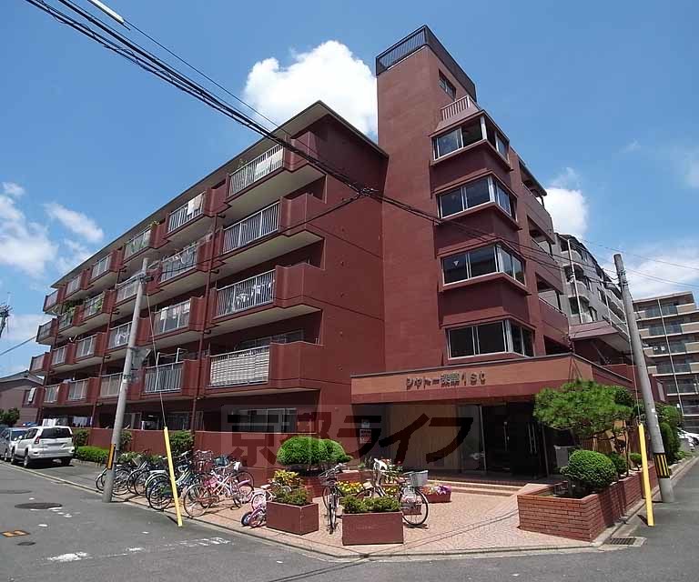 建物外観　赤レンガが特徴の、鉄筋コンクリート造マンション