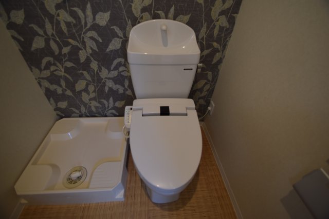 トイレ　落ち着いた色調のトイレです