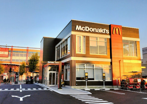 飲食店　マクドナルド 環状線四女子町店（飲食店）まで451m