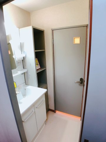 洗面設備　洗面脱衣所に独立洗面化粧台に収納棚付き