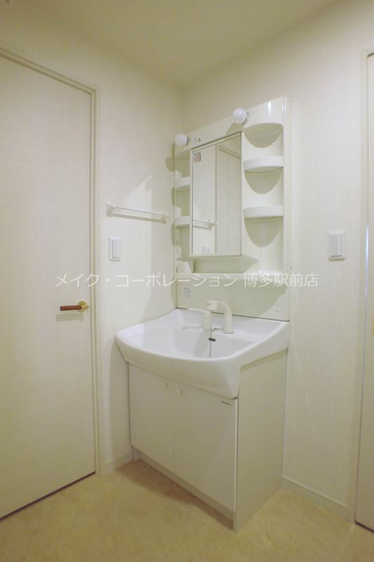 洗面設備　※別部屋写真参考（フローリングの色等違う場合がございます。）