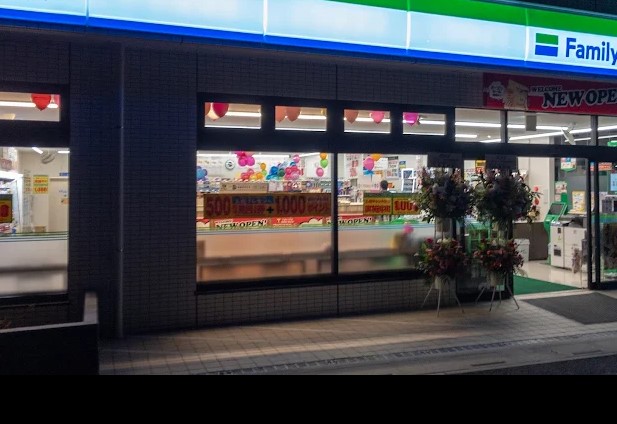 コンビニ　ファミリーマート 西大宮駅南口店（コンビニ）まで519m