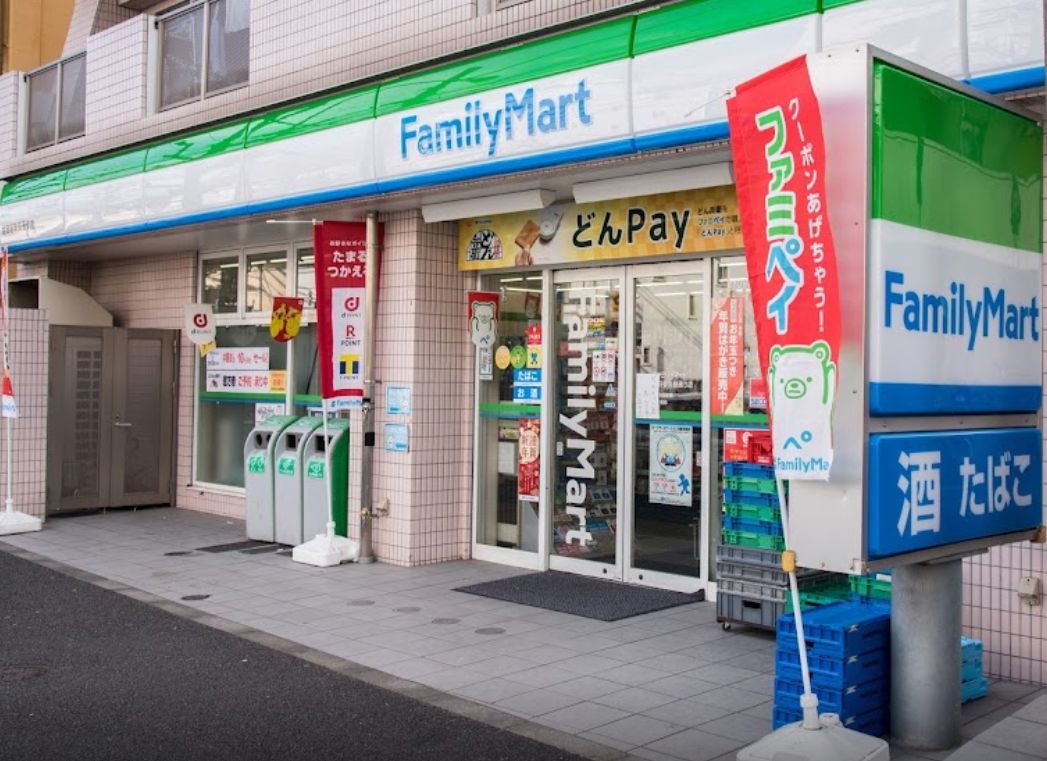 コンビニ　ファミリーマート世田谷淡島通り店（コンビニ）まで825m