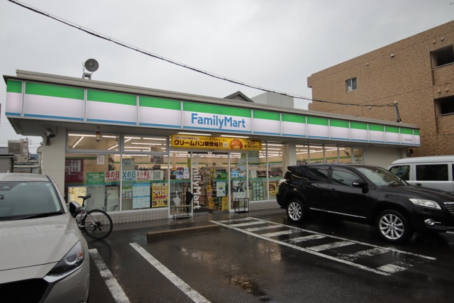 コンビニ　ファミリーマート 茶屋が坂駅前店（コンビニ）まで400m