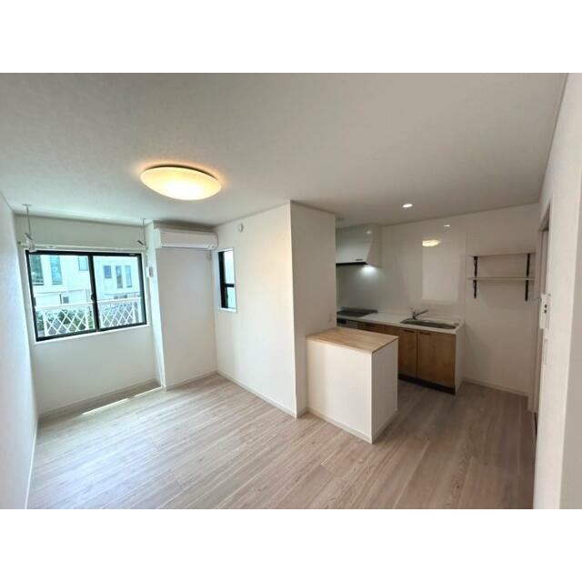 居室・リビング　ナチュラルな木目調の床材・建具を使用しており、温かい空間を演