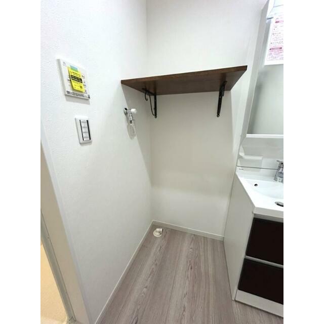 その他　室内洗濯機置き場は便利な棚付き！