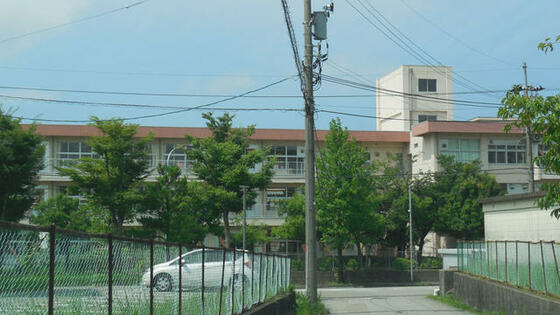 小学校　射水市立中太閤山小学校（小学校）まで697m