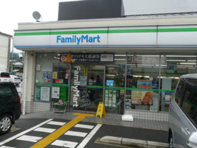 コンビニ　ファミリーマート上桂山田口店（コンビニ）まで745m