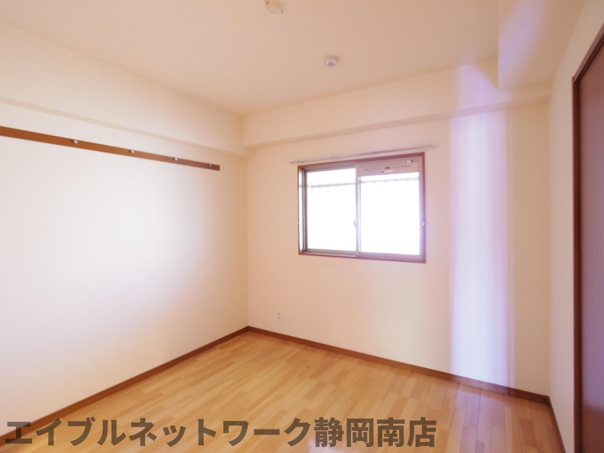 その他設備　落ち着いた色調の洋室です