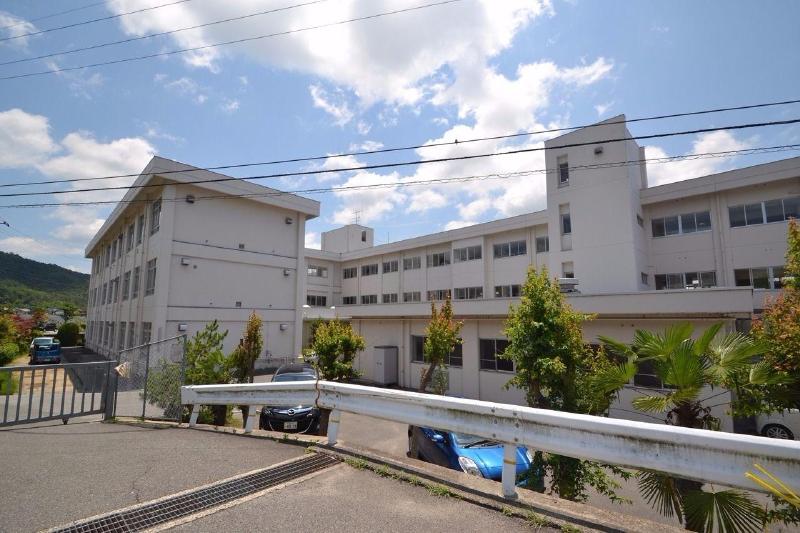小学校　平岩小学校（小学校）まで950m