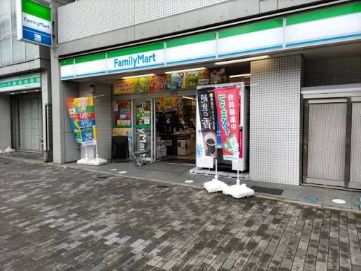 コンビニ　ファミリーマート初台駅北口店（コンビニ）まで207m