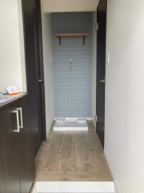 眺望　玄関から室内への景観です！右手に洗面所・浴室、左手にリビング