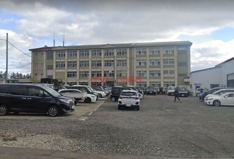 中学校　函館市立桔梗中学校（中学校）まで1844m