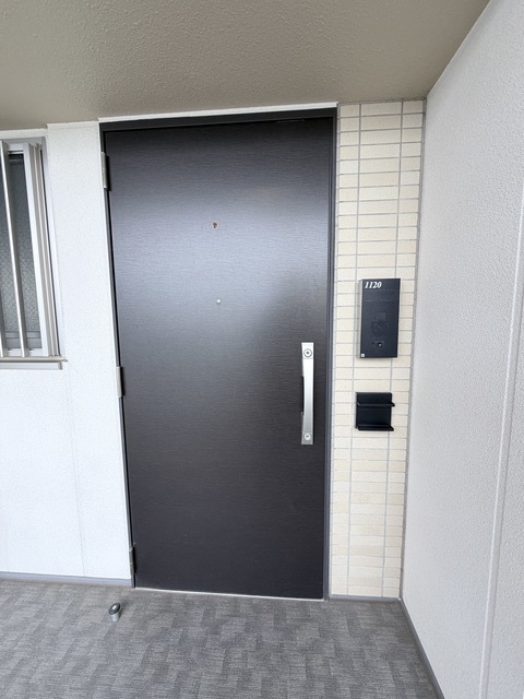 玄関　外から見た玄関ドアです。