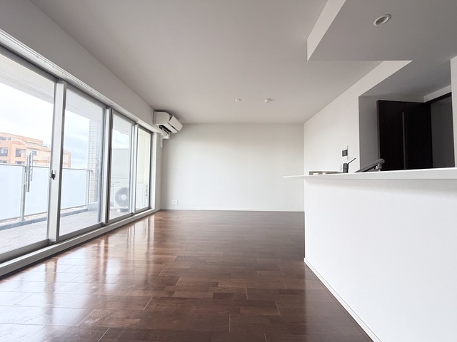 居室・リビング　ワイドな窓で通風、採光に優れたお部屋です！