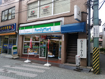 コンビニ　ファミリーマート 北千住駅東口店（コンビニ）まで632m