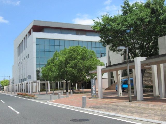 図書館　直方市立図書館（図書館）まで900m