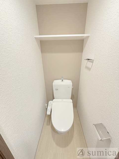 トイレ　人気アイテムの温水洗浄便座。清潔感のあるトイレです。