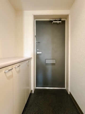 玄関　他居室の写真のため参考まで