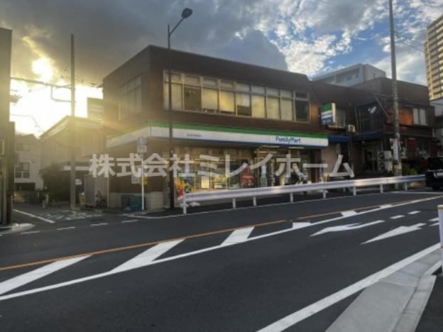 コンビニ　ファミリーマート　品川区役所前店（コンビニ）まで142m