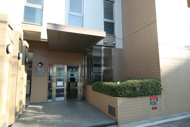 エントランス　しっかりとした印象のエントランスですね