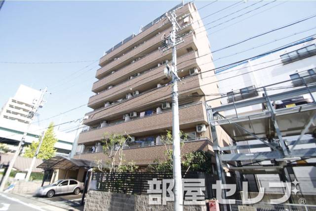 建物外観　８階建てのマンション。